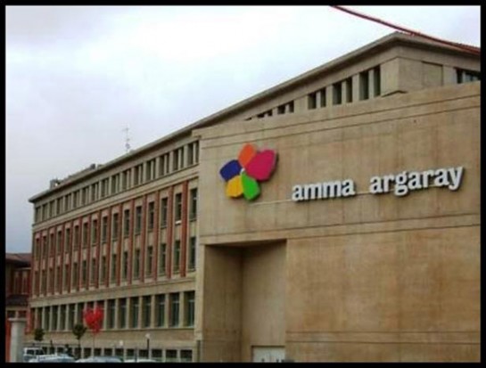 El alcalde de Pamplona visita a cuatro centenarias en la residencia Amma Argaray