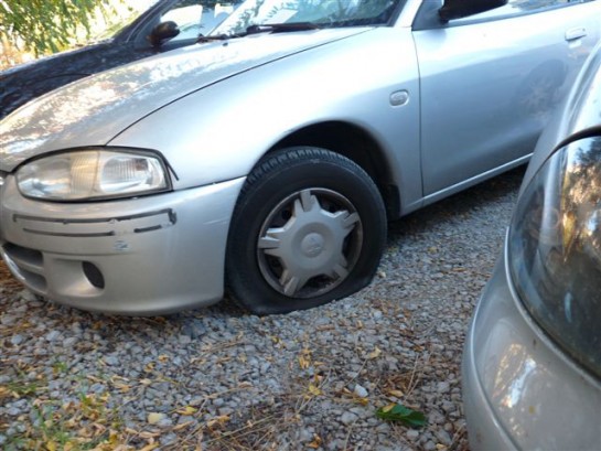 Rajan las ruedas de 66 vehículos en el aparcamiento de Iturrama Nuevo