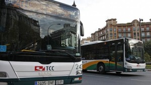 Dos autobuses urbanos circulan en Pamplona. Foto web aranguren.tv