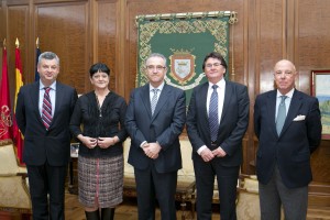Enrique Maya recibe en la Casa Consistorial al alcalde de la localidad rumana de Timisoara
