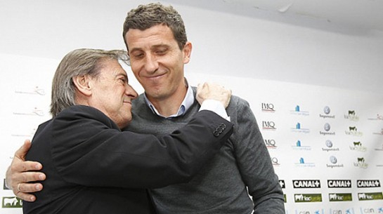 Archanco se abraza a Javi Gracia en el último día del técnico navarro en el club rojillo. D. Noticias.