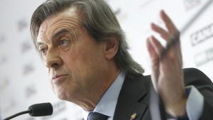 Miguel Archanco pone su cargo de presidente en manos de los socios de Osasuna.