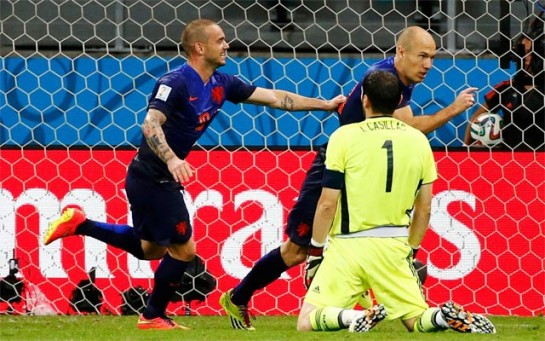 Humillante derrota de España (1-5) ante Holanda, que remontó el gol de Xabi Alonso de penalti