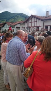 Reyes Zubeldía acompañada por amigos, Miguel Sanz, expresidente foral y Nieves Ciprés, presidenta de DNE