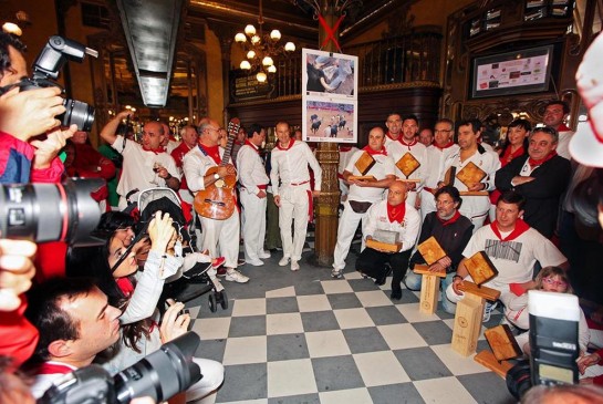 Los premiados recogen los trofeos del Concurso Fotografía del Encierro 2013