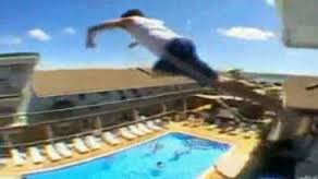 Un británico podría sufrir paraplejía tras lanzarse bebido a una piscina en Ibiza