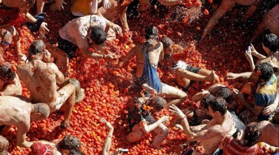 Buñol 'hace caja' con la segunda Tomatina de pago para forasteros