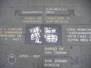 Placa conmemorativa en la plaza consistorial. es.wikipedia.org