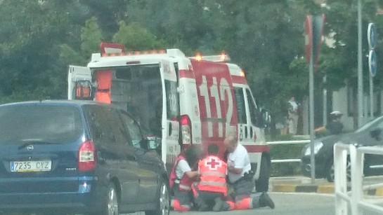 Una herida tras colisionar un coche con la moto en que viajaba en la rotonda de Íñigo Arista