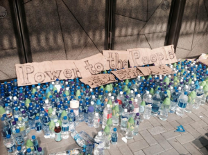 Botellas de agua usadas por los manifestantes en Hong Kong. / Twitter/OC