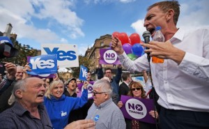 El diputado escocés laborista Jim Murphy hace campaña por el no a la independencia.