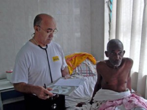 El hermano Manuel García Viejo junto a un paciente en Lunsar (Sierra Leona). Orden San Juan De Dios