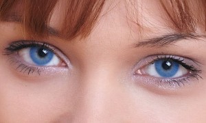 Un láser que cambia los ojos a azules