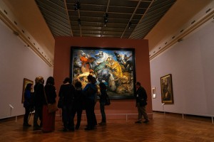Un grupo de visitantes contempla 'La caza del tigre, el león y el leopardo', de Rubens, en el BOZAR de Bruselas.