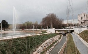 Vista de los chorros de agua del lago del nuevo parque de Arrosadia, que comunicará con el nuevo parque previsto en Azpilagaña (al fondo).