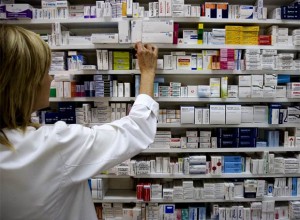 Medicamentos en farmacia.