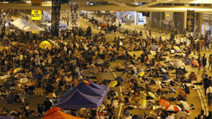 Activistas prodemocracia desafían a Hong Kong acampando fuera de la sede de gobierno