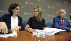 La ministra de Sanidad, Ana Mato (c), junto a la directora general de Salud Pública, Mercedes Vinuesa (i), y el director general de Atención Primaria de la Comunidad de Madrid, Antonio Alemany (d), en la sede del Ministerio (EFE)