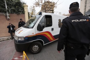 El furgón policial que traslada a al menos uno de los detenidos al juzgado. (El Mundo).