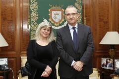 El alcalde de Pamplona recibe a la presidenta de la Asociación Pro Derechos de la Mujer Maltratada
