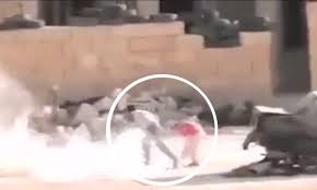El video del niño héroe sirio que salva a su hermana era falso