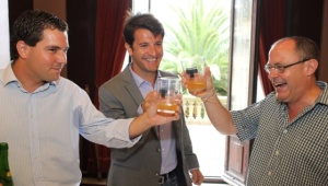 En el centro Ramón Gómez Ugalde portavoz del PP vasco brindando con el alcalde de Bildu