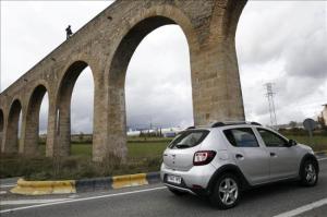 Recorre 500 m del acueducto de Noain encadenado y a ciegas