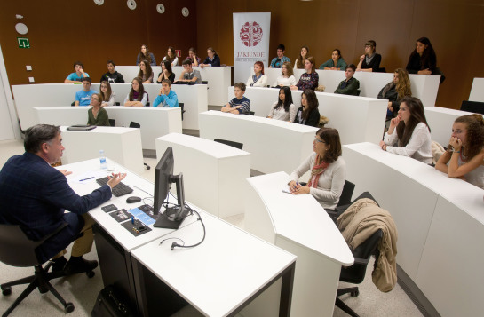 Inaugurado el ciclo JAKIN-MINA para estudiantes de ESO en la Universidad de Navarra