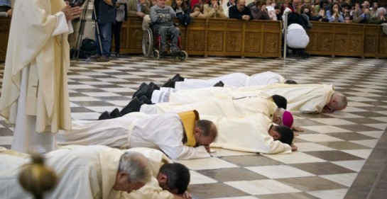 El Arzobispo de Granada se postra ante el altar para pedir perdón por los abusos sexuales