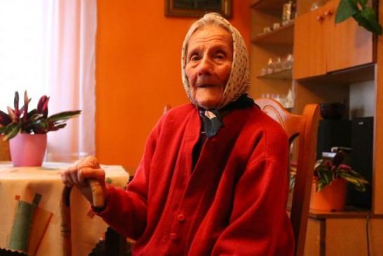 Anciana dada por muerta despierta en el depósito de cadáveres