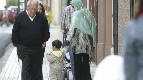 Musulmana paseando con su hijo por las calles de Pamplona. (Diario de Noticias).