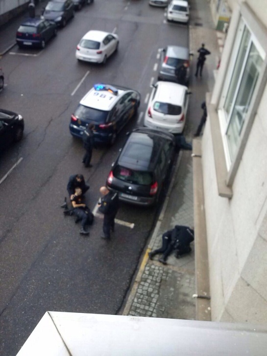 Fallecen una policía y un atracador en un tiroteo en Vigo