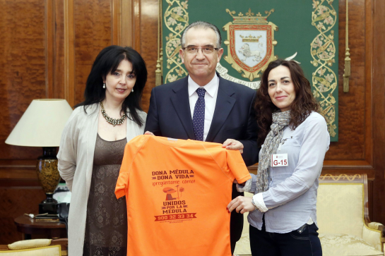 Maya recibe en el Ayuntamiento a representantes de la asociación ‘Unidos por la médula’