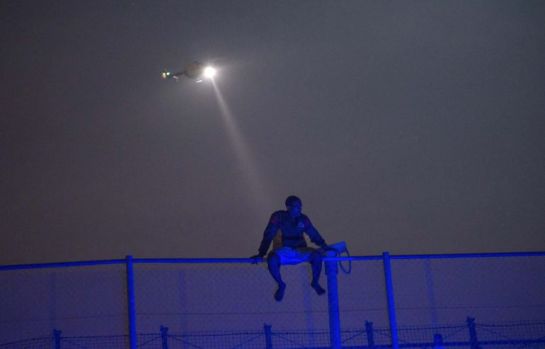 Unos 100 inmigrantes consiguen saltar la valla fronteriza y entran en Melilla