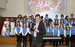El coro infantil del colegio público Griseras y un belén viviente de Teresianas celebran el inicio de la Navidad