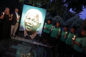 Cientos de actos en Sudáfrica recuerdan a Mandela en el primer aniversario de su muerte