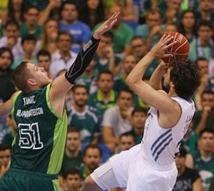 El Unicaja tumba al Madrid en la prórroga