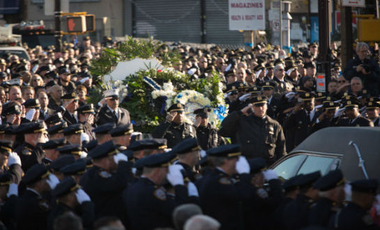 Nueva York despide a uno de los policías asesinados