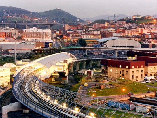 Un hombre acuchilla a su pareja y luego muere al tirarse a las vías del tren en Bilbao