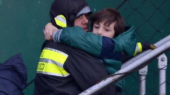 Italia completa la evacuación del ferry con ocho fallecidos