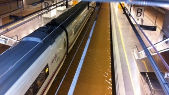Las inundaciones en Girona provocan el caos en el tráfico ferroviario y una excursionista desaparecida