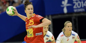 La jugadora española Nerea Pena lanza a puerta durante el partido.