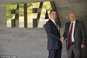 Michael J García (izquierda), junto a Hans-Joachim Eckert, nombrado para investigar las denuncias de corrupción en el fútbol mundial AFP, Getty