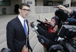 Michael Phelps habla con los periodistas después de declararse culpable de conducir ebrio.| AP