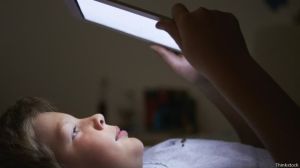 Por qué es mejor leer un libro de papel que uno electrónico antes de dormir