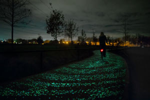 Se inaugura en Holanda el primer carril bici que brilla en la oscuridad