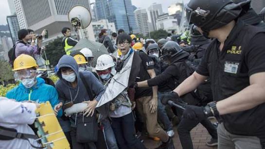 La protesta en Hong Kong se intensifica con el asedio a la sede de Gobierno