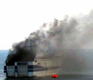 ferry incendiado en Italia