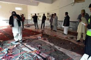 Personal de seguridad paquistaní se concentra en la mezquita después... Personal de seguridad paquistaní se concentra en la mezquita después del atentado. DR