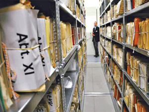 Decenas de kilometros de documentos componen los archivos de la Stasi. bstu.bund.de
